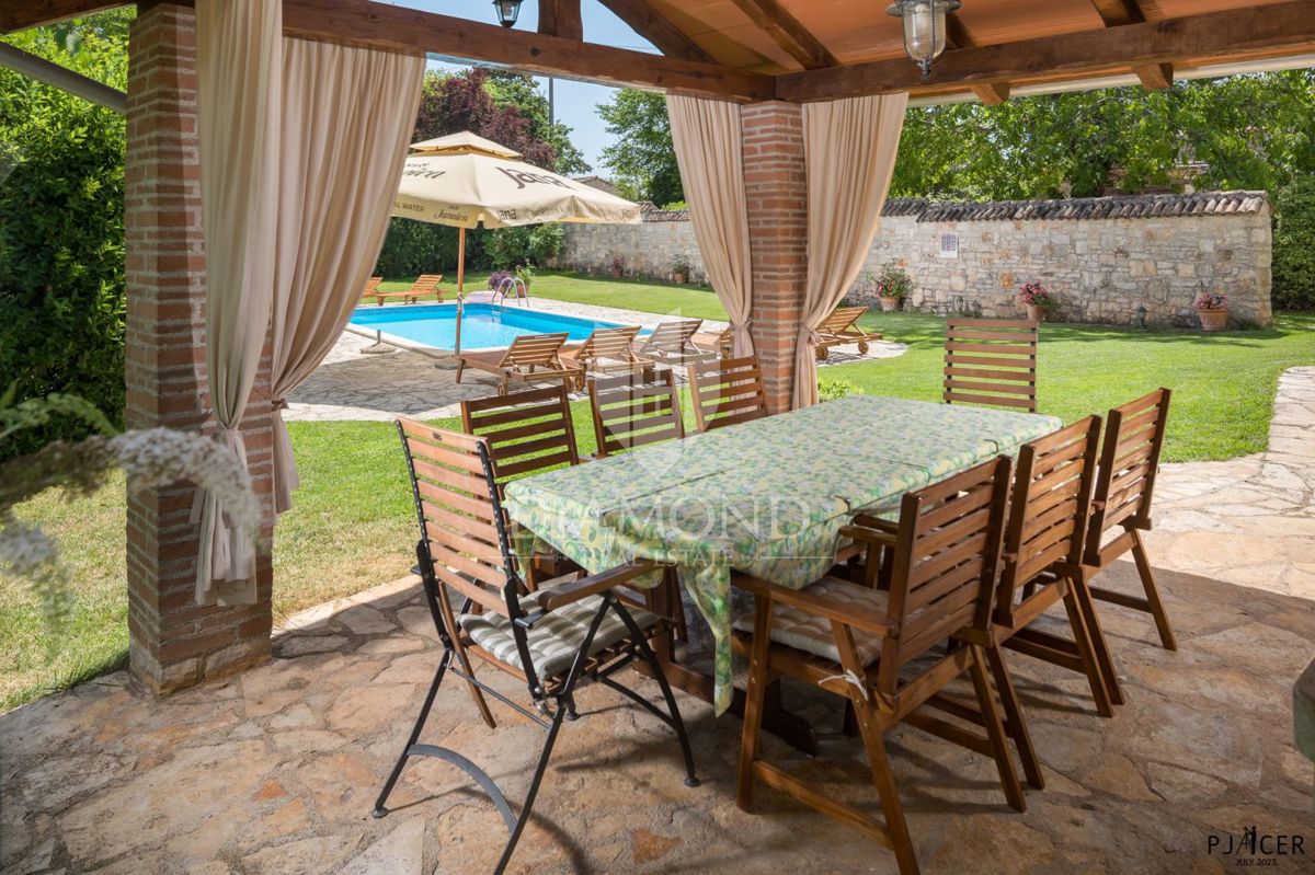 Poreč, okolica, avtohtona vila s prostornim vrtom!