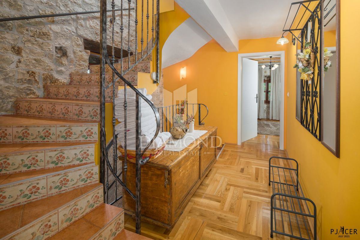 Poreč, okolica, avtohtona vila s prostornim vrtom!