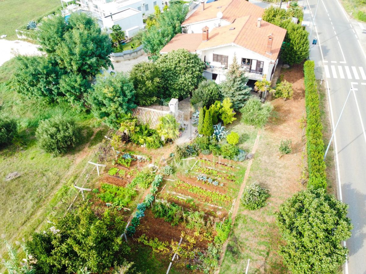 Poreč, enkratna priložnost, hiša s tremi apartmaji na najbolj iskani lokaciji!