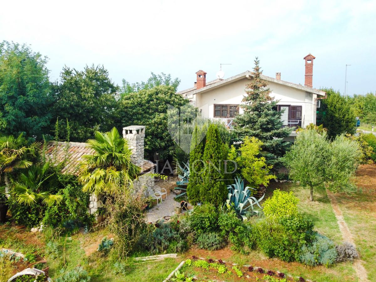 Poreč, enkratna priložnost, hiša s tremi apartmaji na najbolj iskani lokaciji!