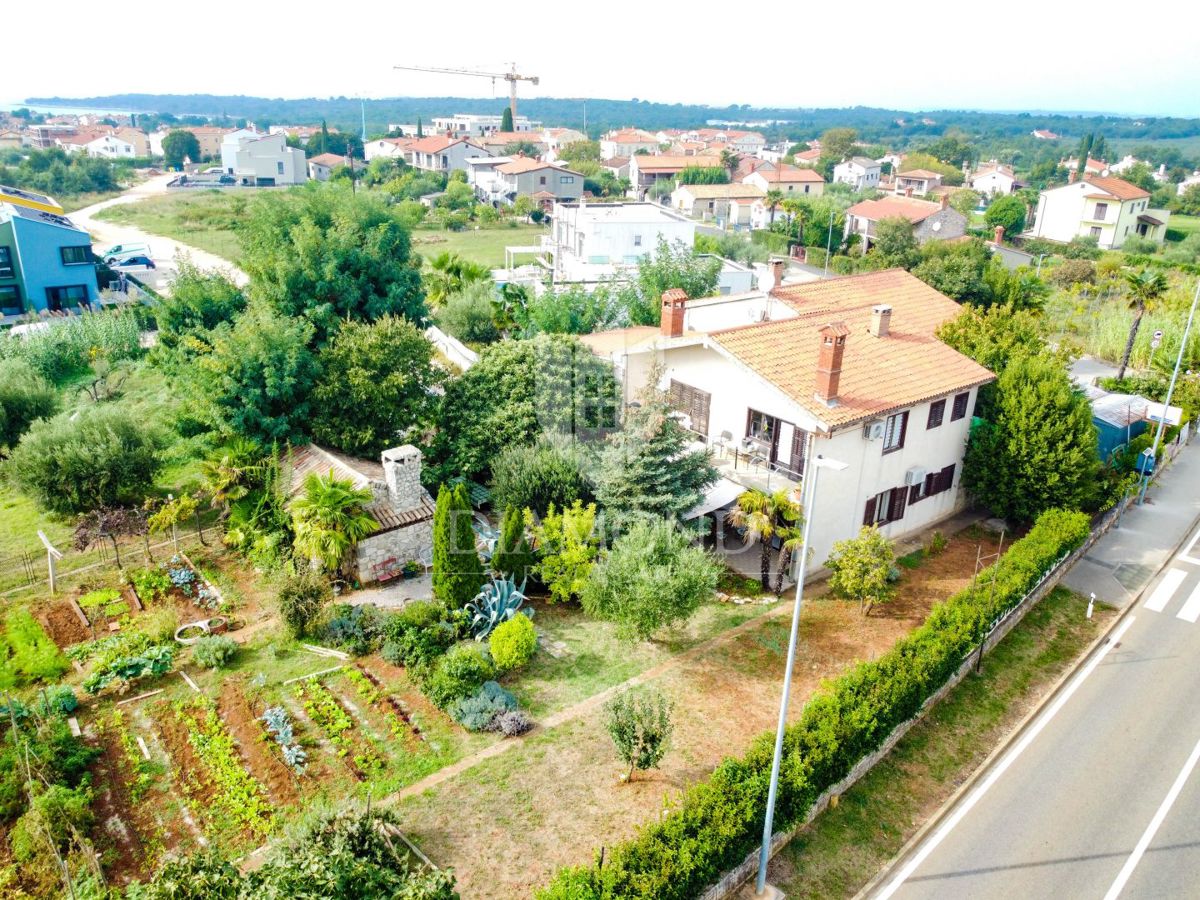 Poreč, enkratna priložnost, hiša s tremi apartmaji na najbolj iskani lokaciji!