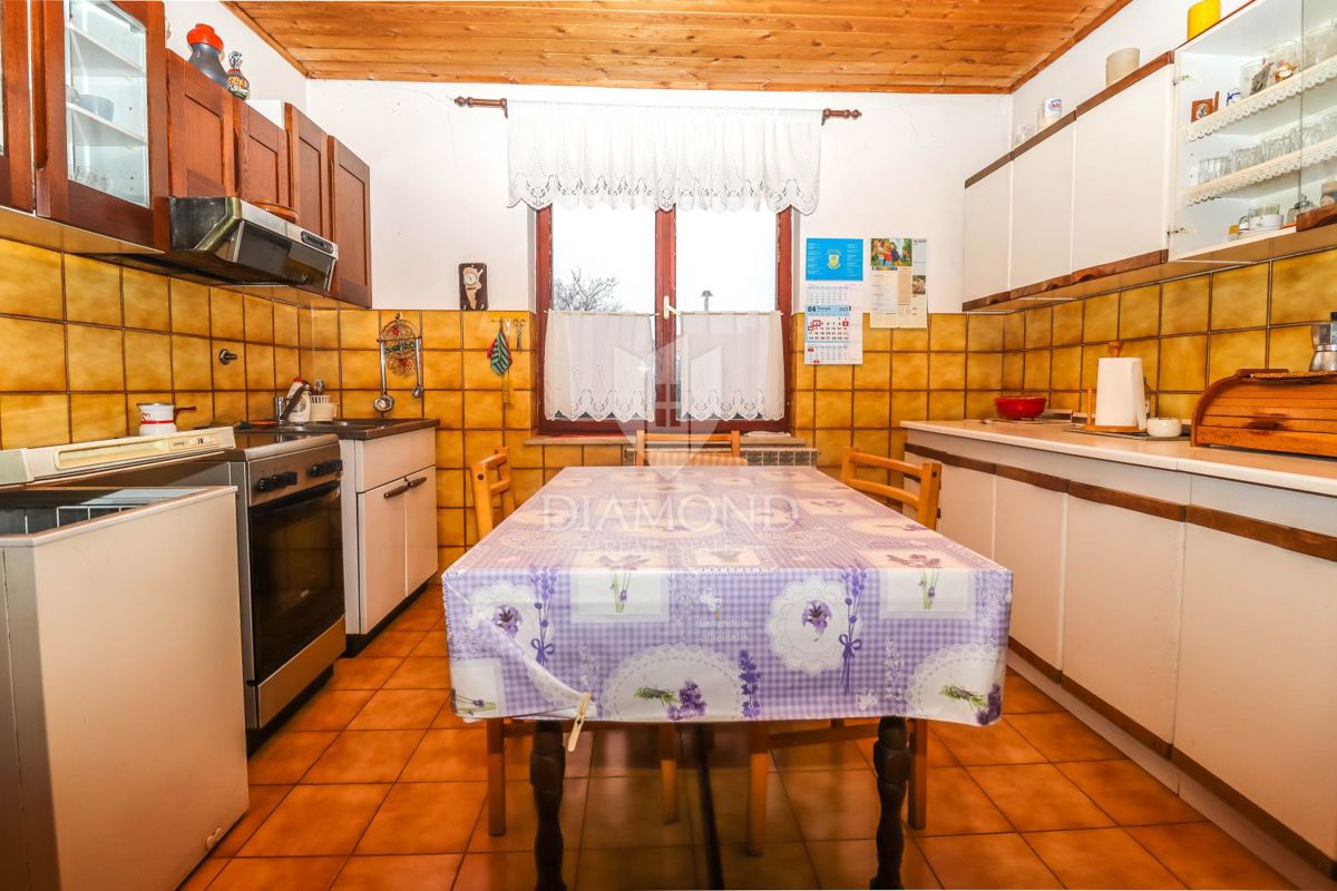 Prostorno dvoetažno stanovanje z vrtom v okolici Fažane!