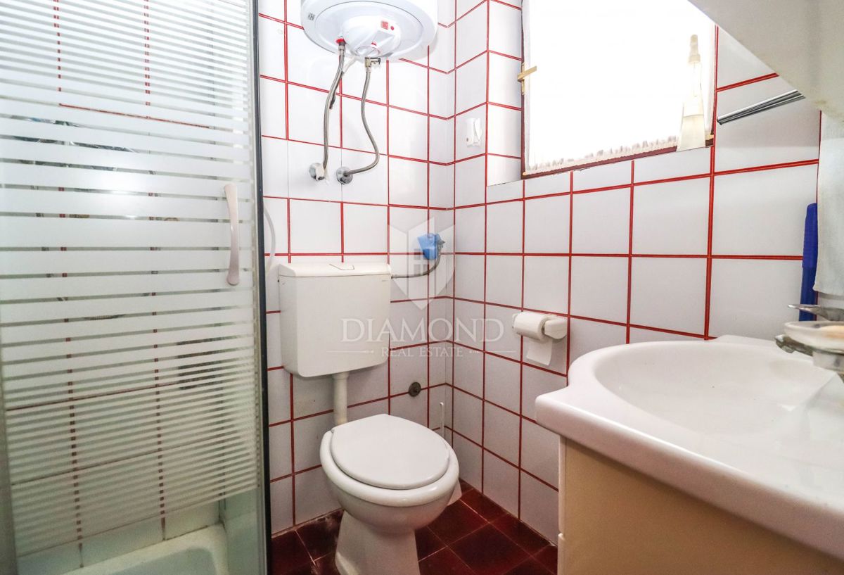 Prostorno dvoetažno stanovanje z vrtom v okolici Fažane!