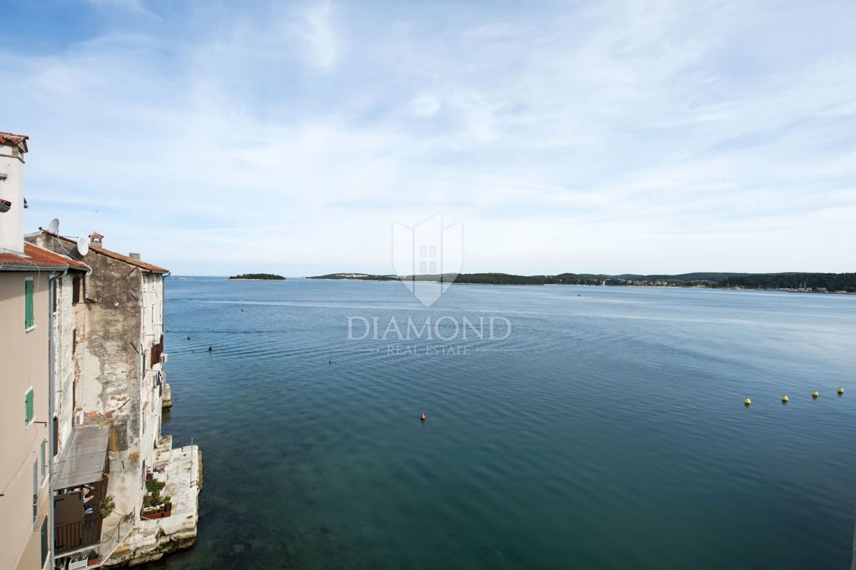 Rovinj, trije privlačni apartmaji v prvi vrsti do morja