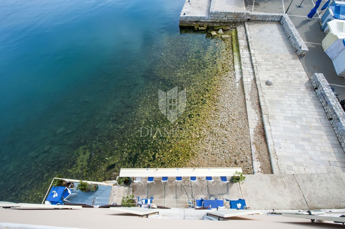 Rovinj, trije privlačni apartmaji v prvi vrsti do morja