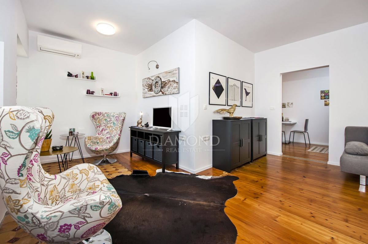 Rovinj, trije privlačni apartmaji v prvi vrsti do morja