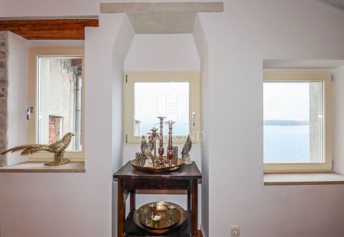 Rovinj, trije privlačni apartmaji v prvi vrsti do morja