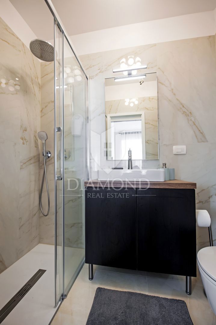 Rovinj, trije privlačni apartmaji v prvi vrsti do morja