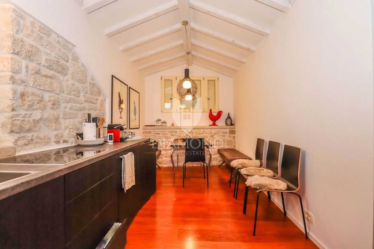 Rovinj, trije privlačni apartmaji v prvi vrsti do morja