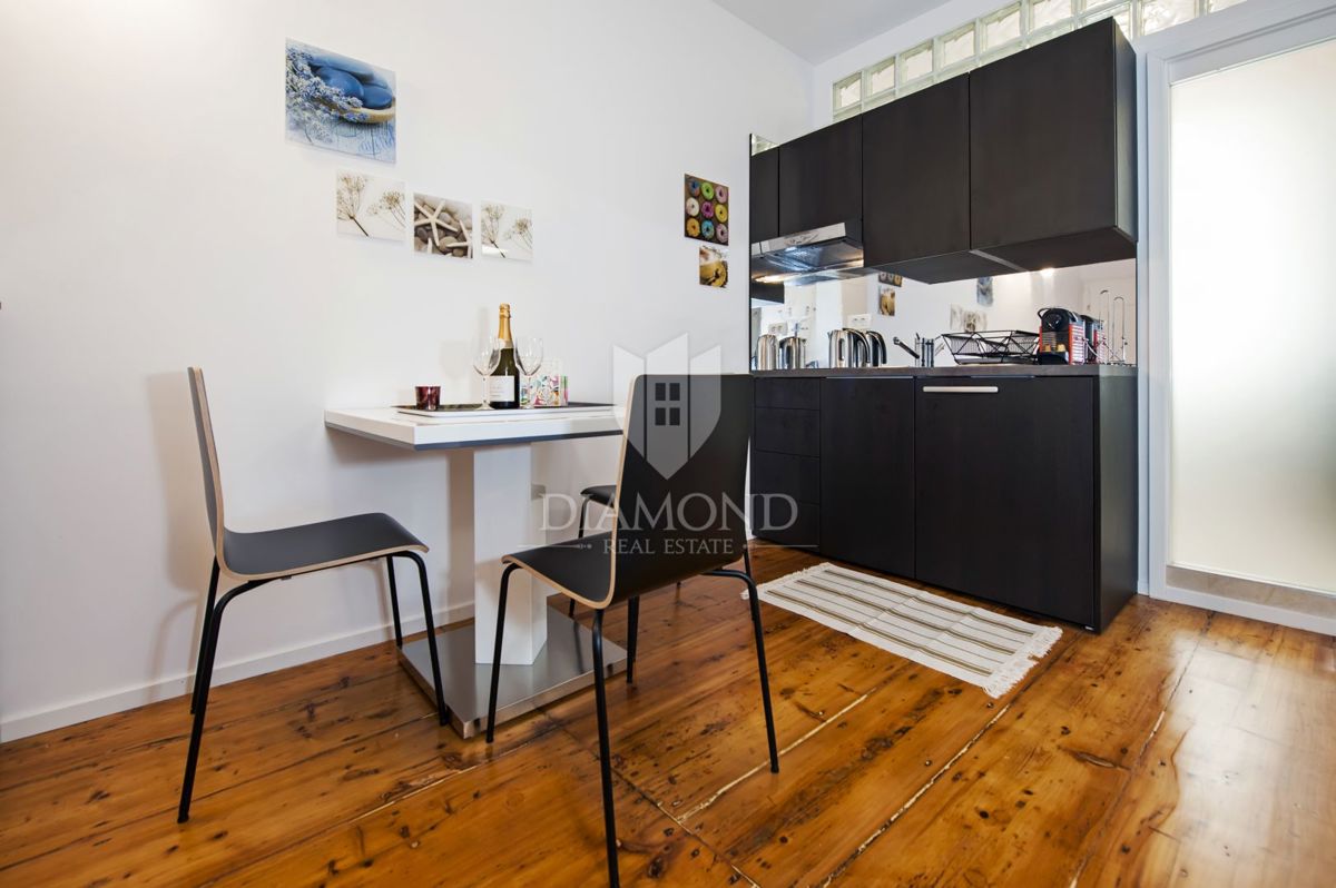 Rovinj, trije privlačni apartmaji v prvi vrsti do morja