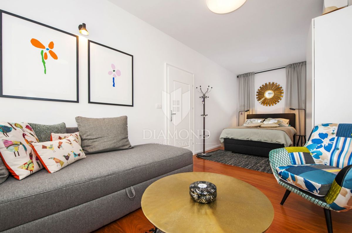 Rovinj, trije privlačni apartmaji v prvi vrsti do morja