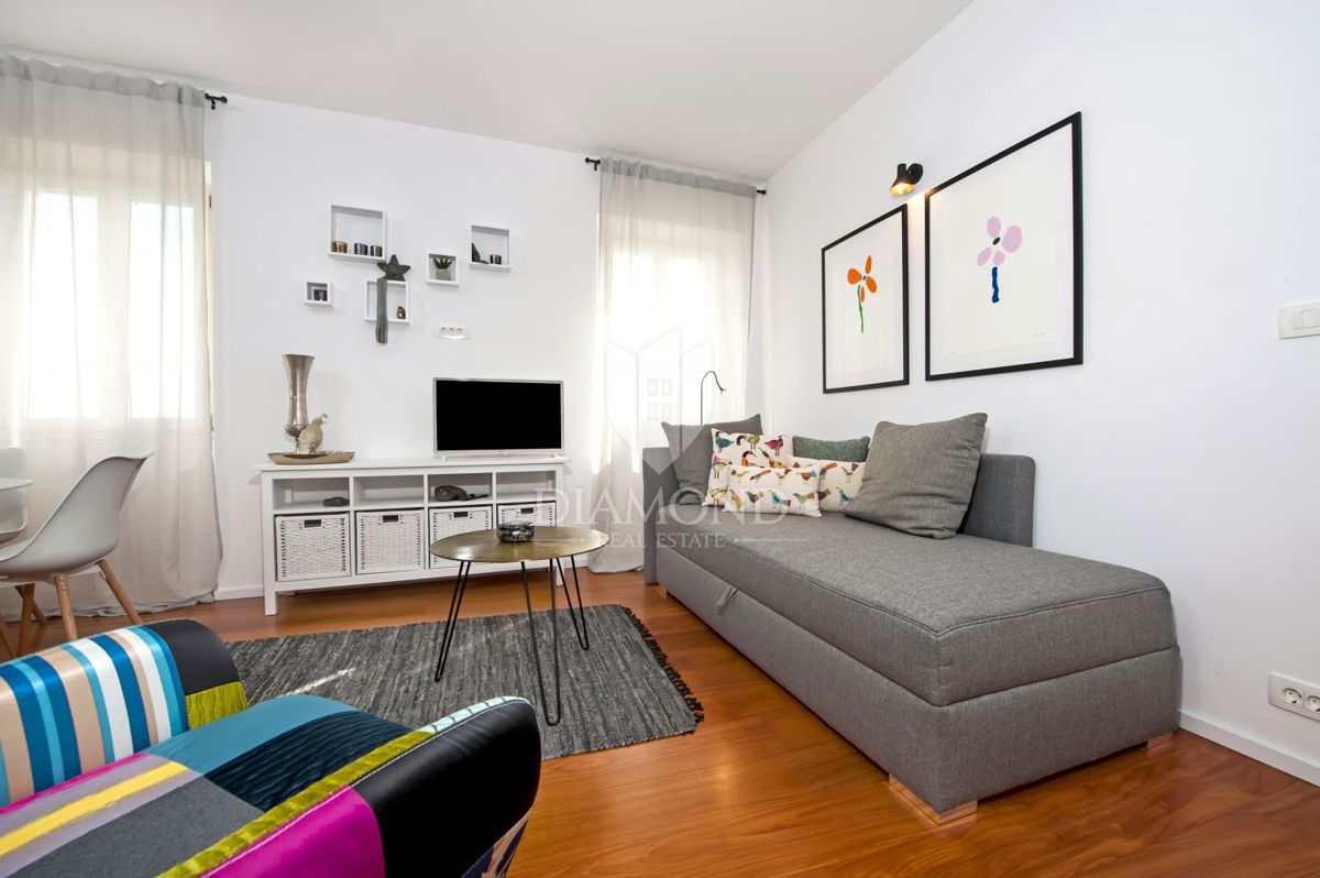 Rovinj, trije privlačni apartmaji v prvi vrsti do morja