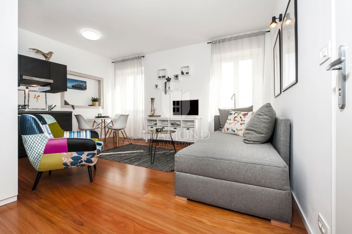 Rovinj, trije privlačni apartmaji v prvi vrsti do morja
