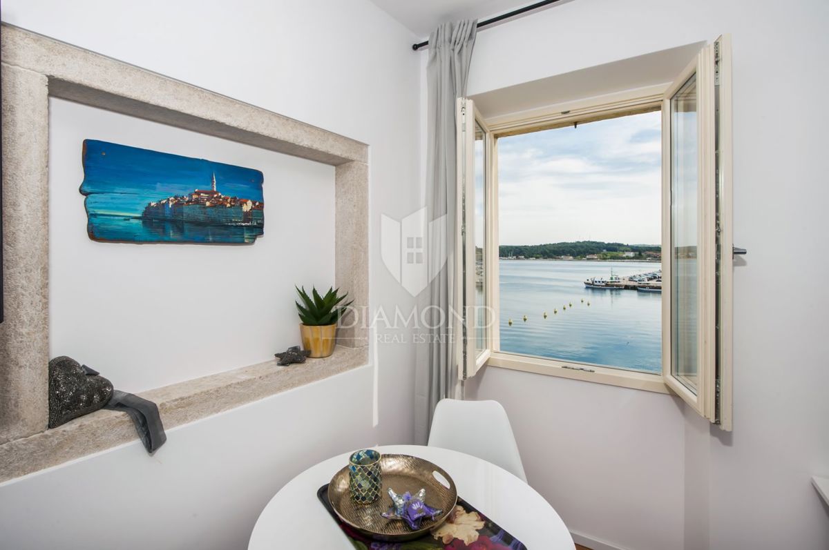 Rovinj, trije privlačni apartmaji v prvi vrsti do morja