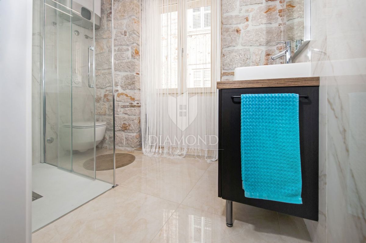 Rovinj, trije privlačni apartmaji v prvi vrsti do morja