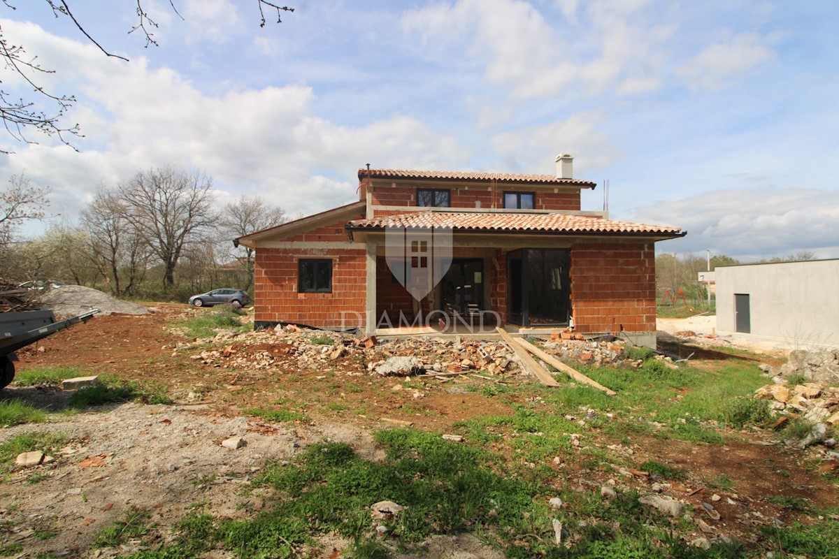 Labin, okolica, hiša v gradnji na robu naselja