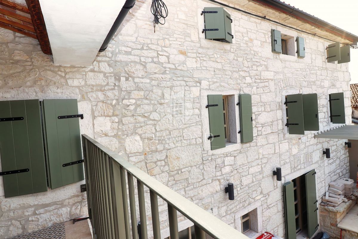 Poreč, Okolica, Avtohtona Kamnita Vila z Bazenom in Savno