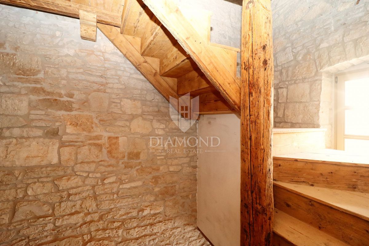 Poreč, Okolica, Avtohtona Kamnita Vila z Bazenom in Savno