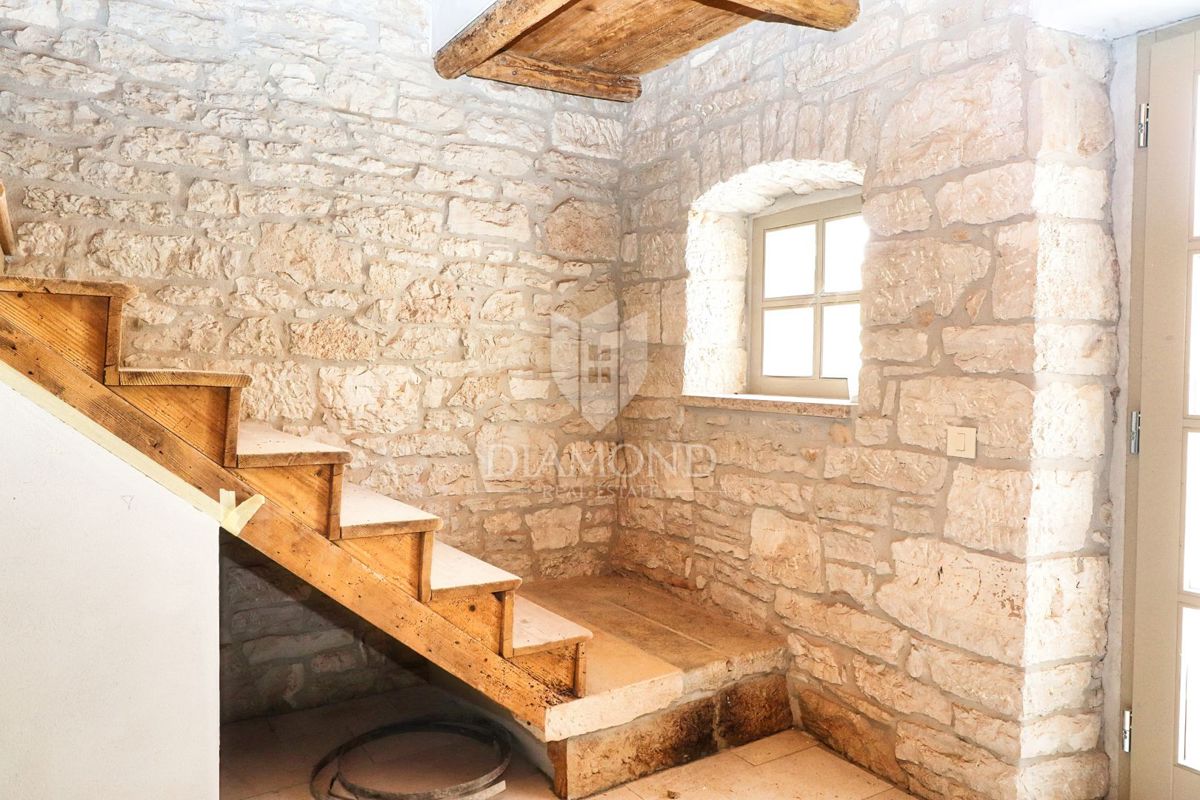 Poreč, Okolica, Avtohtona Kamnita Vila z Bazenom in Savno