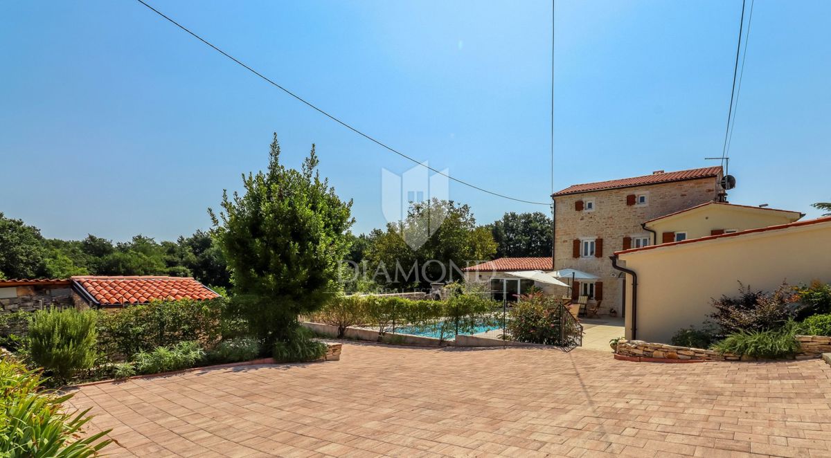 Rovinj, okolica, kamnita hiša z bazenom