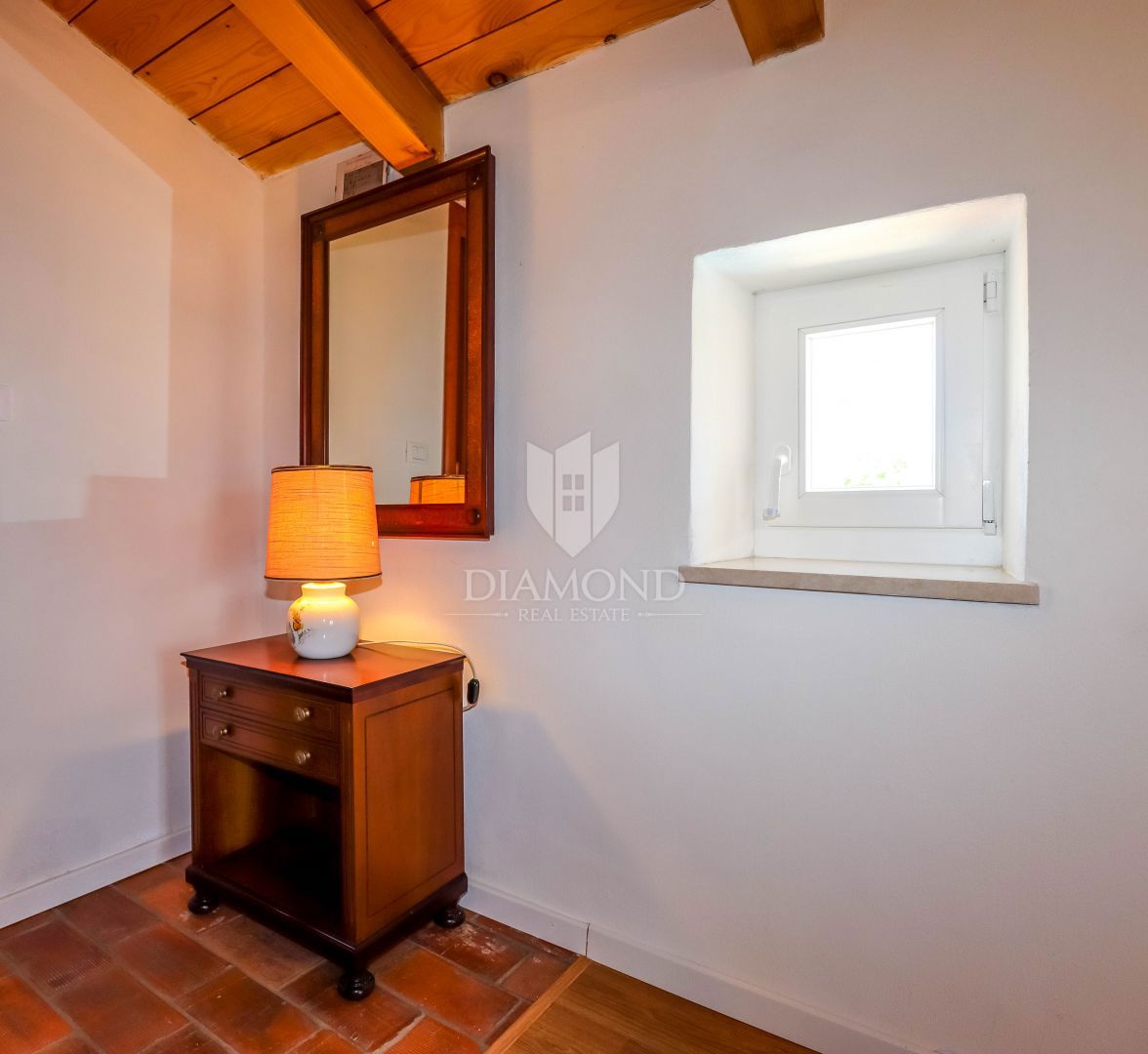 Rovinj, okolica, kamnita hiša z bazenom