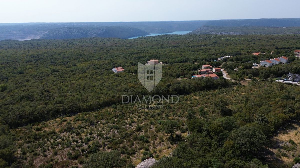 Labin, Veliko gradbeno zemljišče na odlični lokaciji