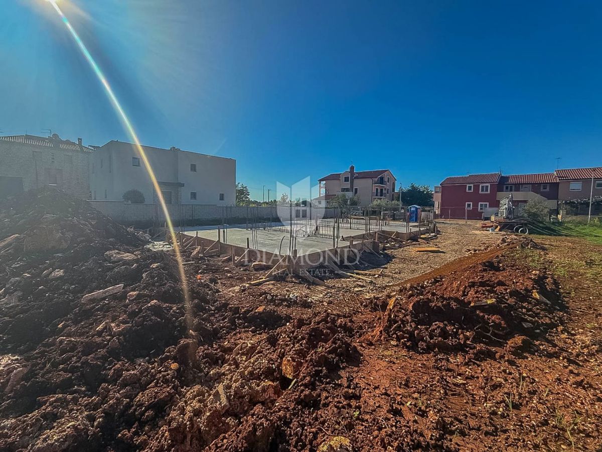 Novigrad, moderna vrstna hiša