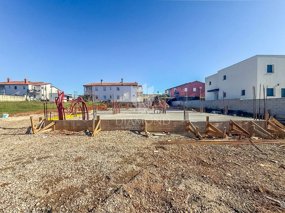 Novigrad, moderna vrstna hiša