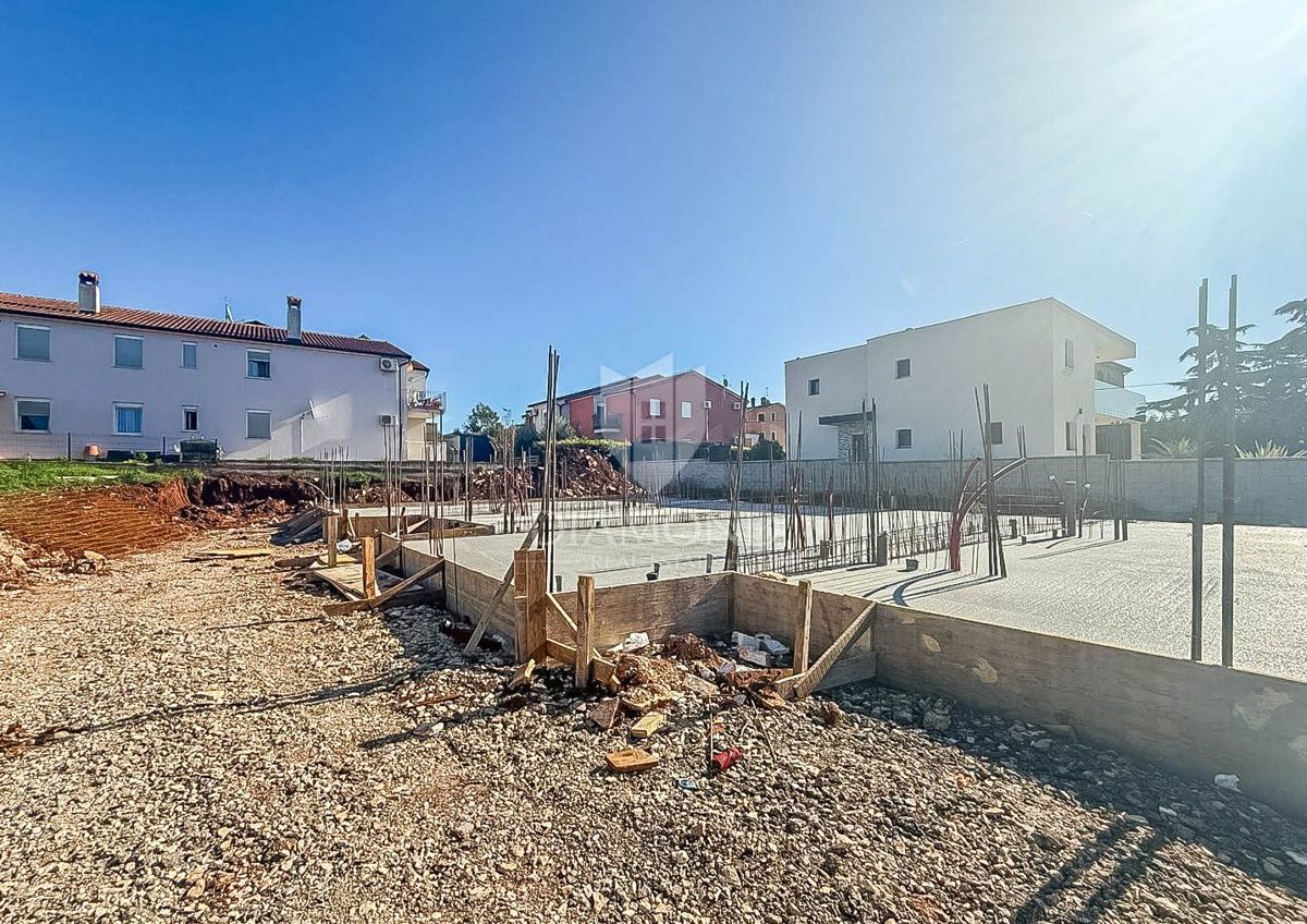 Novigrad, moderna vrstna hiša