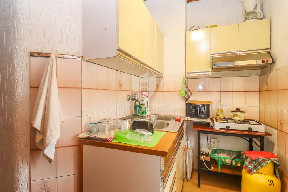 Nadstropje hiše z dvema apartmajema na odlični lokaciji v Pulju! 