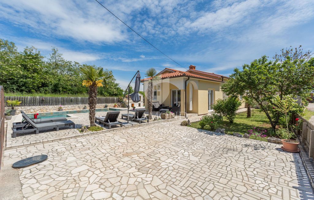 Zelo lepa hiša z bazenom v Labinu