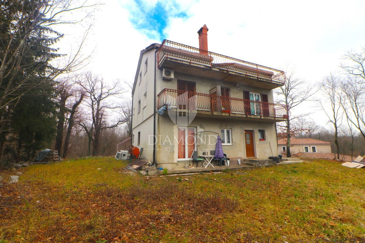 Jurdani, hiša s 4 apartmaji na mirni lokaciji
