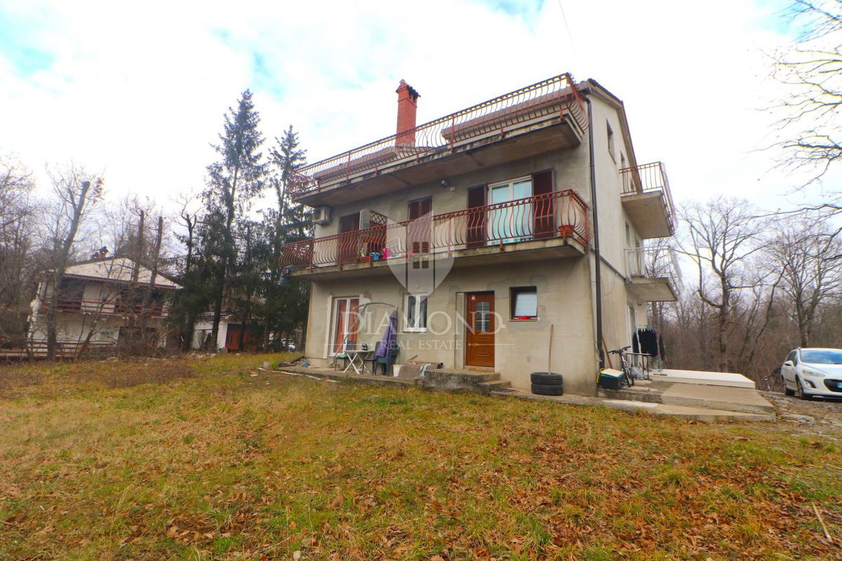 Jurdani, hiša s 4 apartmaji na mirni lokaciji