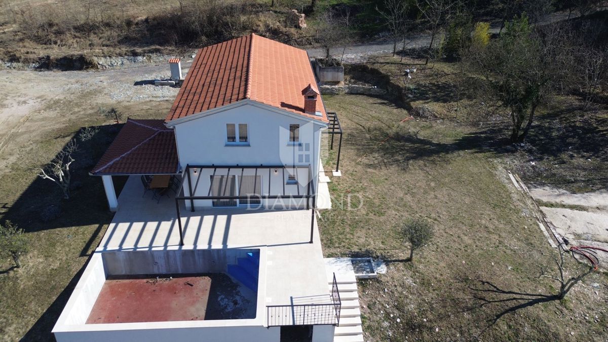 Cerovlje, okolica, fantastična hiša v naravi