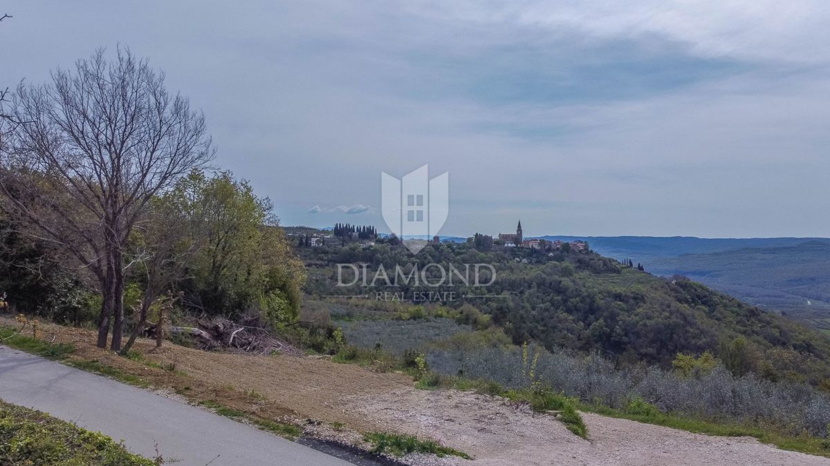 Istra, Grožnjan, zemljišče s panoramskim razgledom na morje!