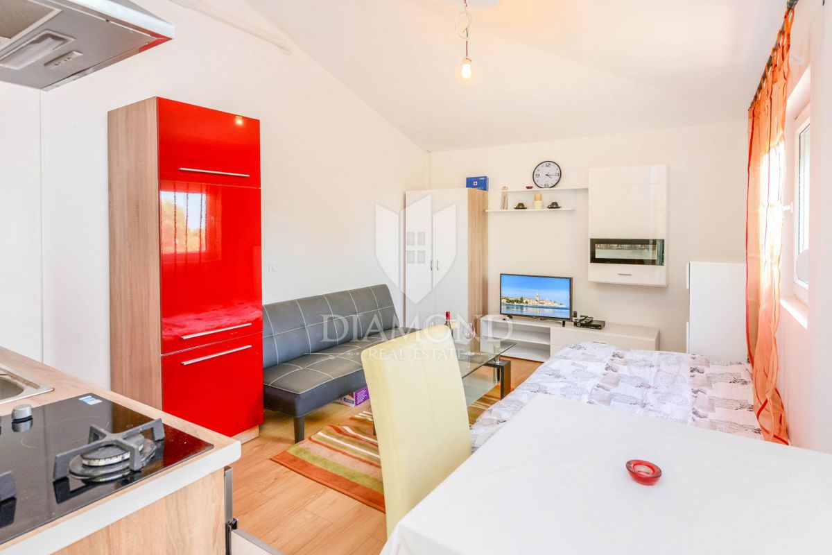 Poreč, okolica, hiša s tremi apartmaji in vrtom!