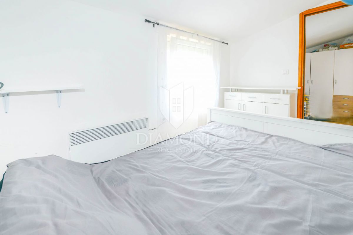 Poreč, okolica, hiša s tremi apartmaji in vrtom!