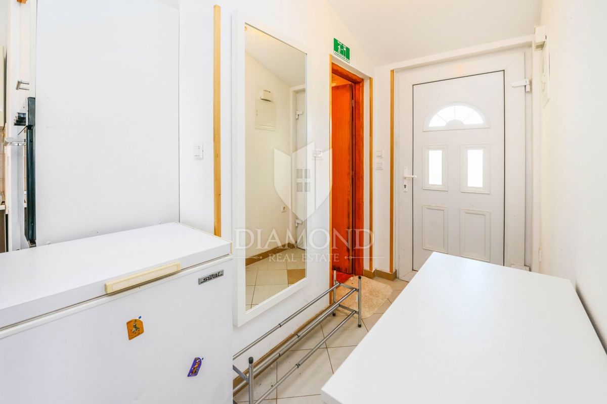 Poreč, okolica, hiša s tremi apartmaji in vrtom!
