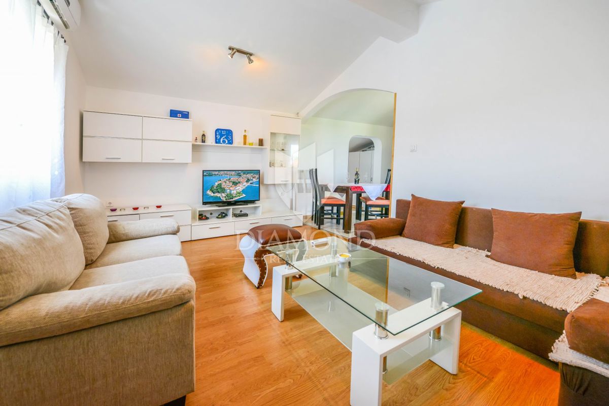 Poreč, okolica, hiša s tremi apartmaji in vrtom!
