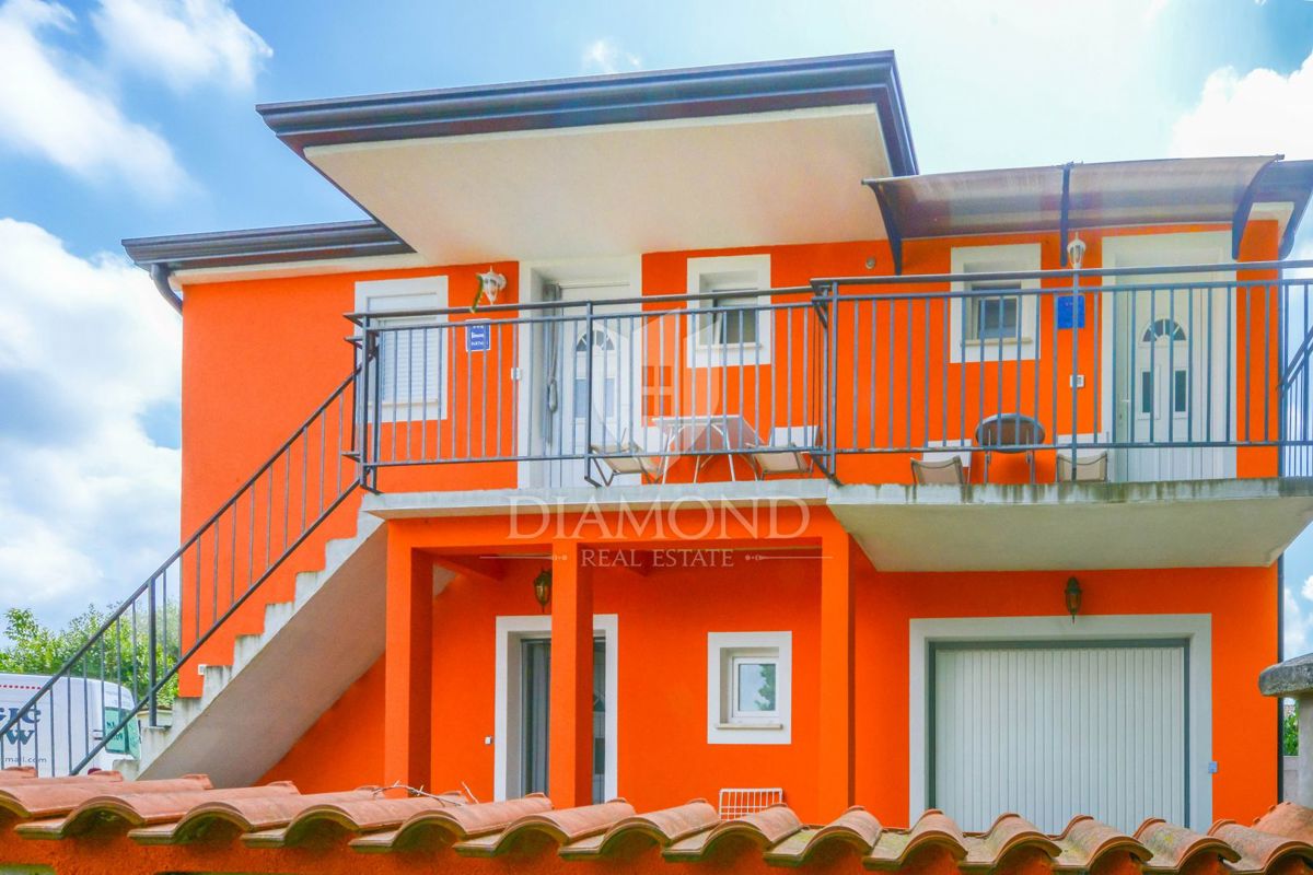 Poreč, okolica, hiša s tremi apartmaji in vrtom!
