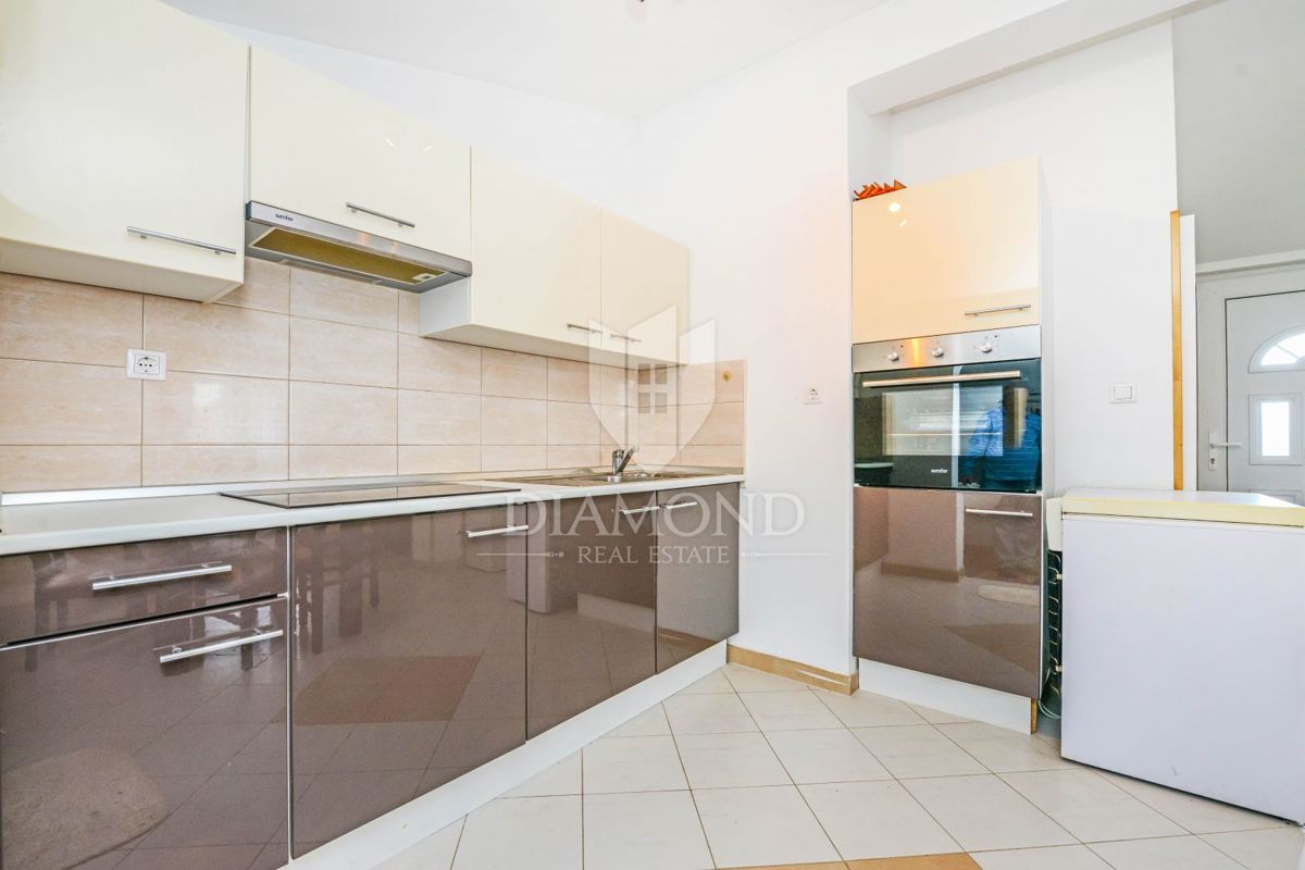 Poreč, okolica, hiša s tremi apartmaji in vrtom!