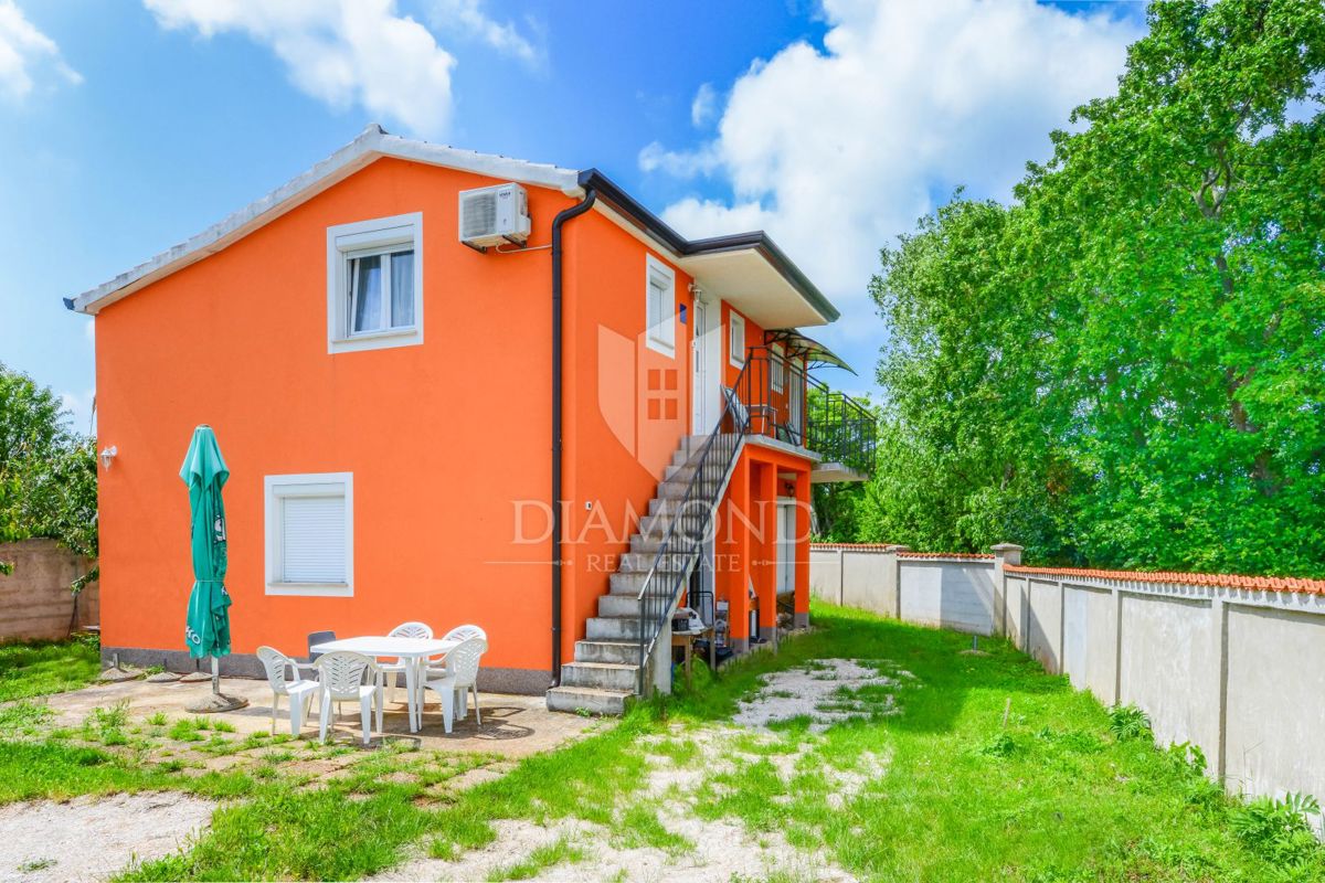 Poreč, okolica, hiša s tremi apartmaji in vrtom!