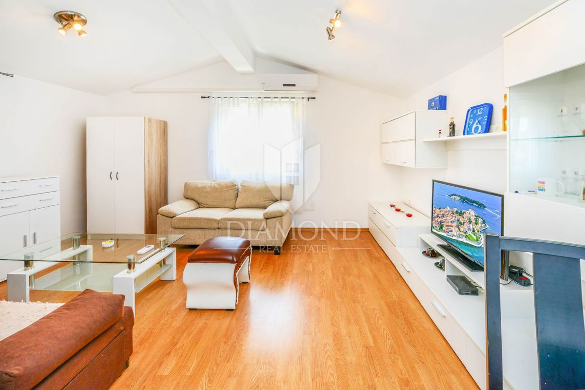 Poreč, okolica, hiša s tremi apartmaji in vrtom!