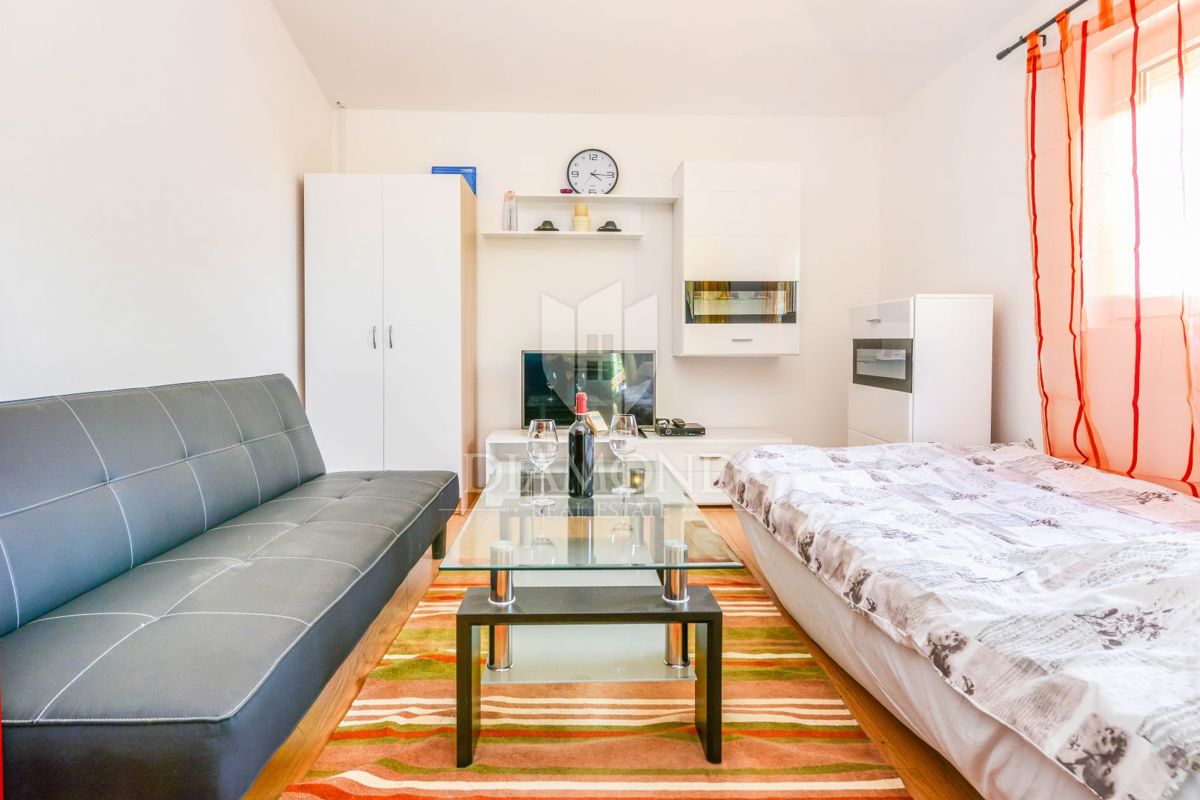 Poreč, okolica, hiša s tremi apartmaji in vrtom!
