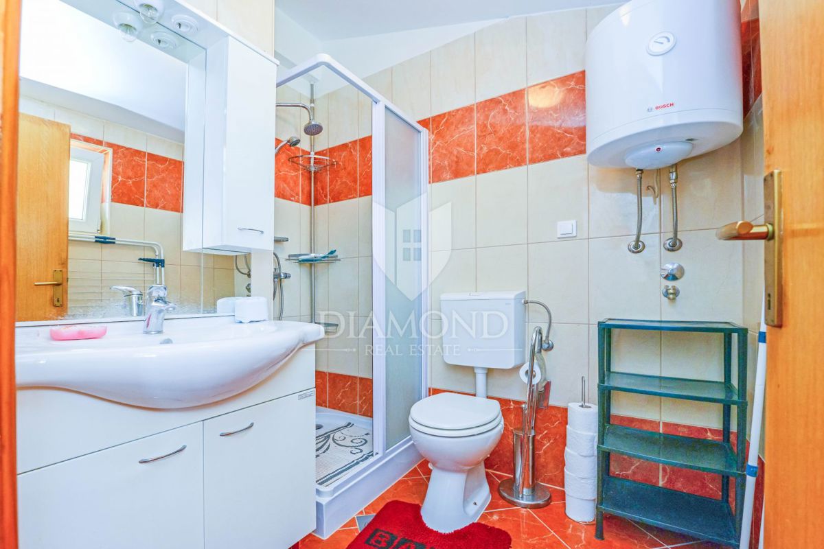 Poreč, okolica, hiša s tremi apartmaji in vrtom!