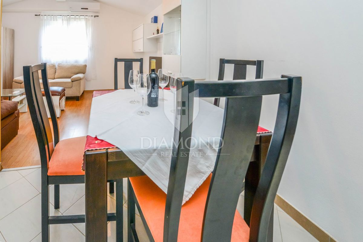 Poreč, okolica, hiša s tremi apartmaji in vrtom!