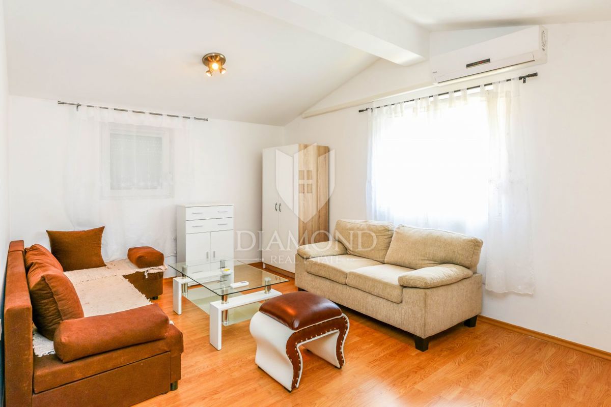 Poreč, okolica, hiša s tremi apartmaji in vrtom!