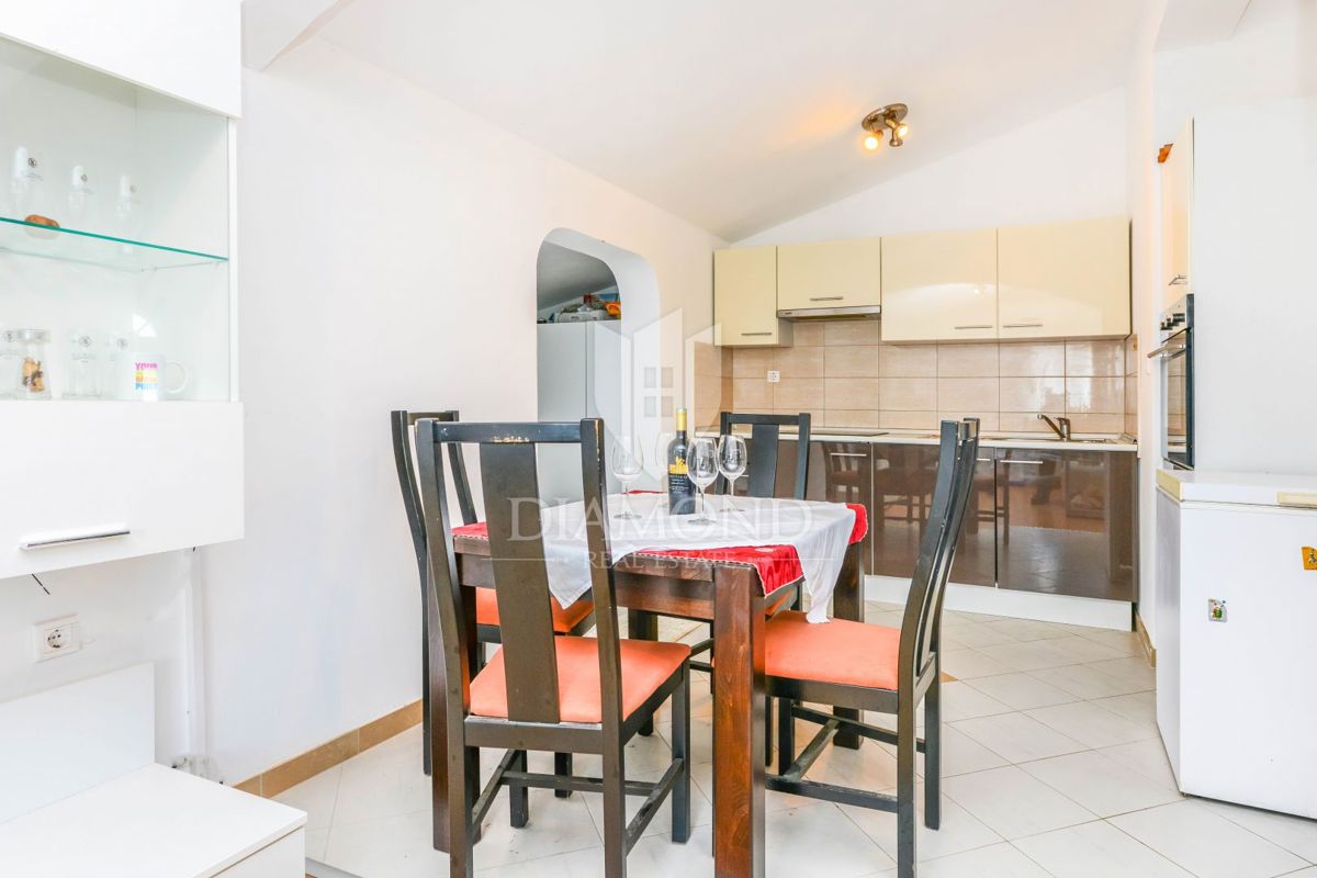 Poreč, okolica, hiša s tremi apartmaji in vrtom!