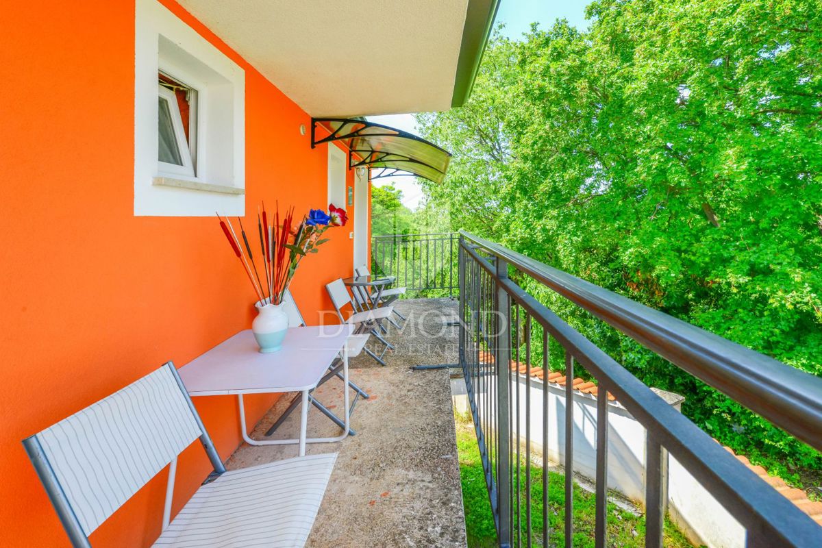 Poreč, okolica, hiša s tremi apartmaji in vrtom!