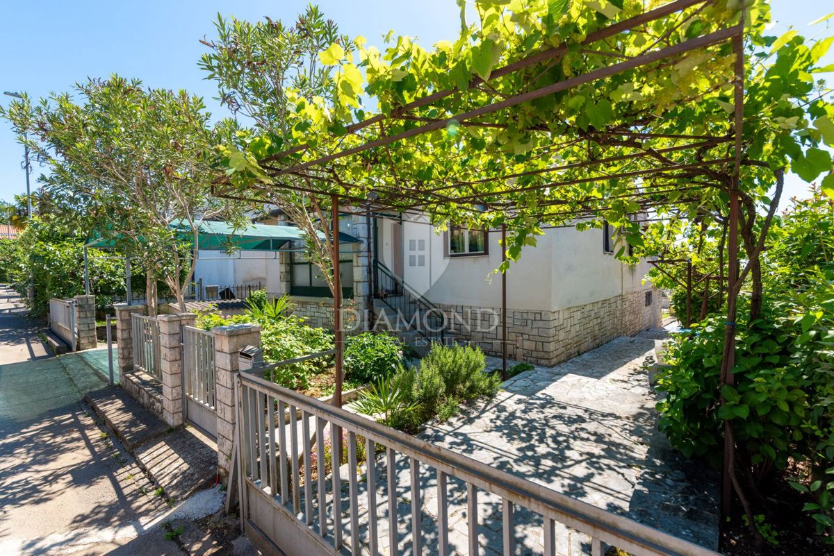 Poreč - samostojna hiša z dvema apartmajema, 800 m od morja